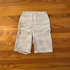 ALO Yoga Cream Activewear